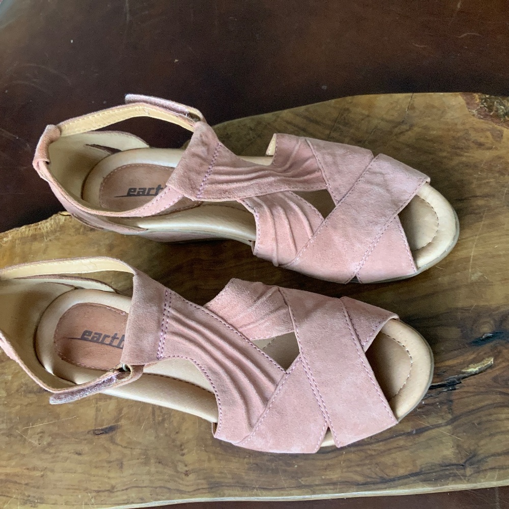 Earth leather  wedge sandals size 8 light pink